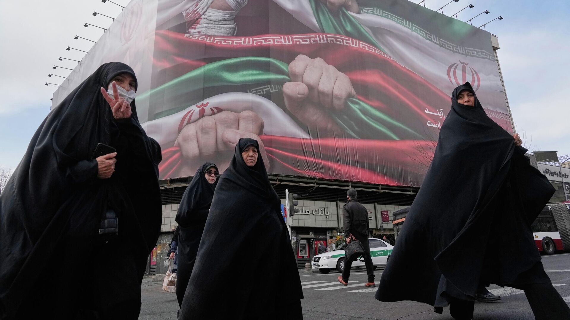 Những người phụ nữ băng qua đường ở Tehran, Iran Những người phụ nữ băng qua đường ở Tehran, Iran - Sputnik Việt Nam, 1920, 15.06.2026