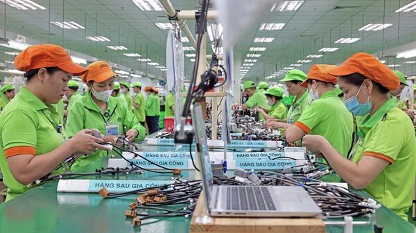 Dây chuyền lắp ráp hàng sau gia công tại nhà máy của Công ty Bandai Việt Nam - Sputnik Việt Nam