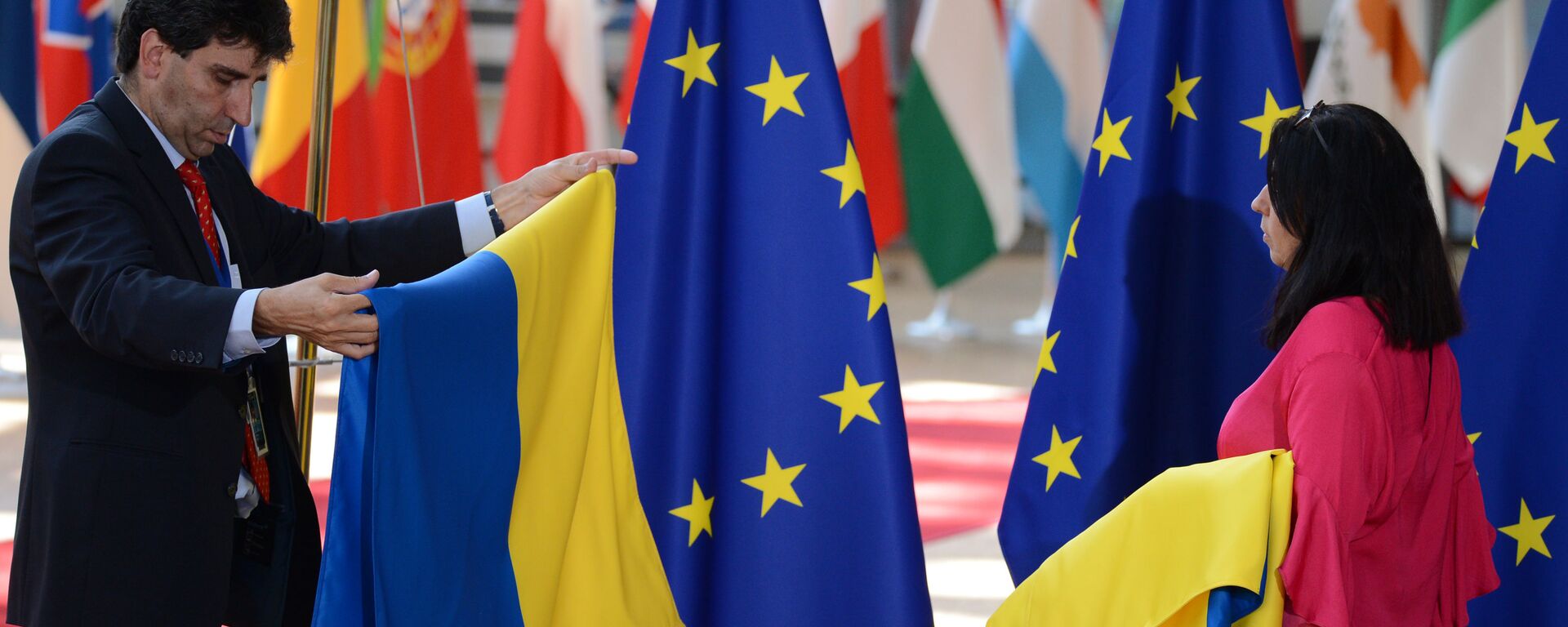 Cờ EU và Ukraina - Sputnik Việt Nam, 1920, 16.01.2026