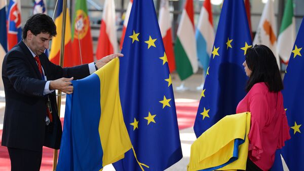 Cờ EU và Ukraina - Sputnik Việt Nam