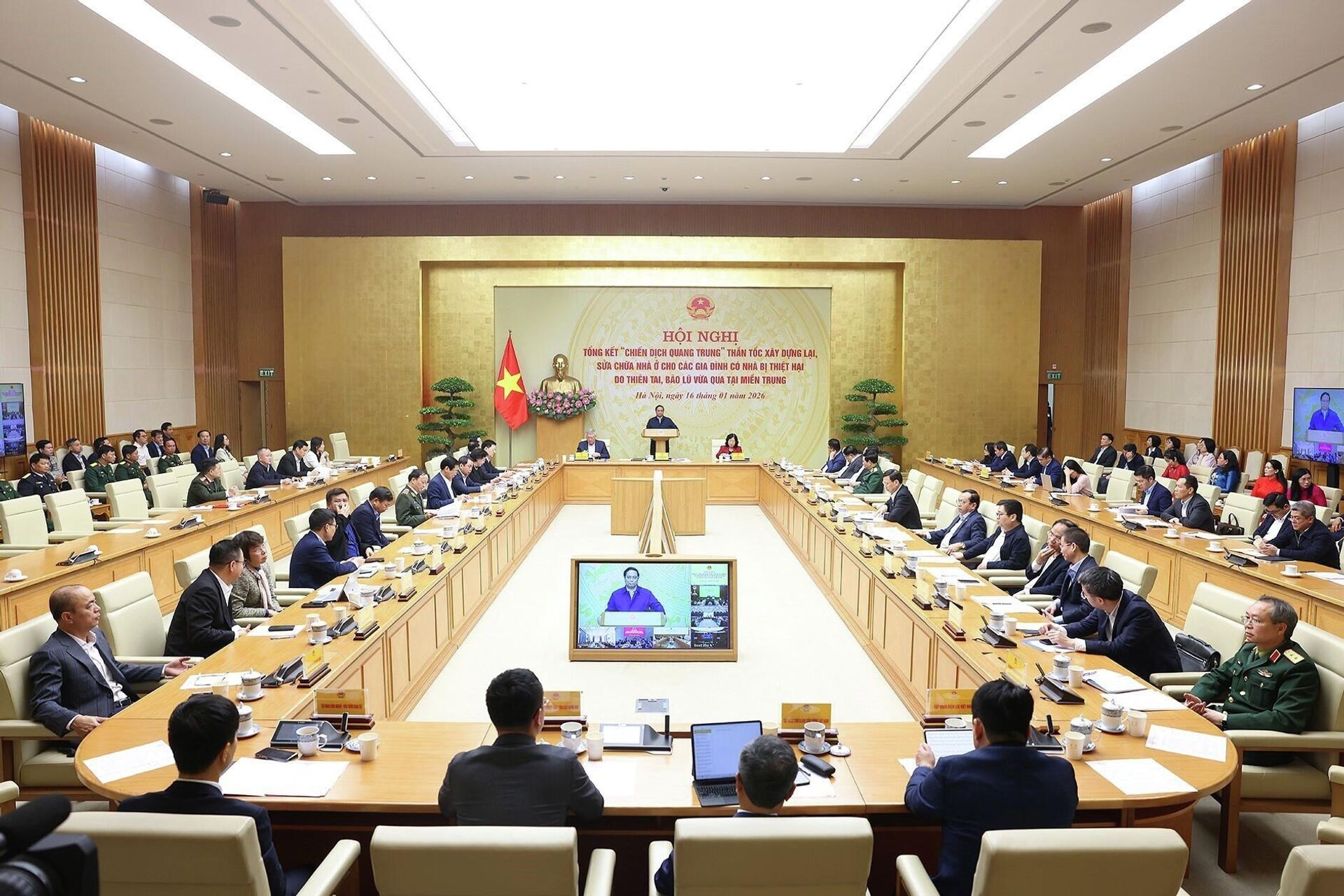 Hội nghị tổng kết “Chiến dịch Quang Trung” xây dựng lại nhà cho các gia đình bị thiệt hại do bão lũ tại miền Trun - Sputnik Việt Nam, 1920, 16.01.2026