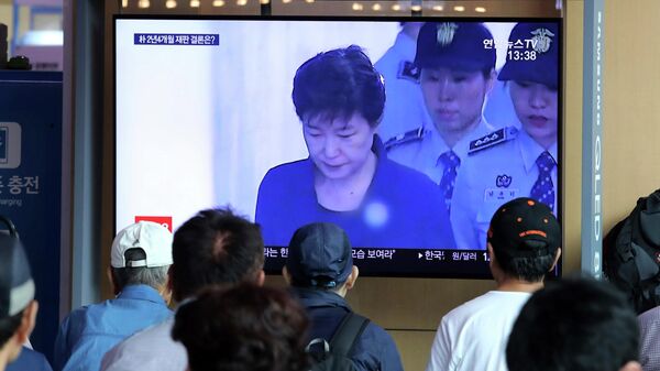 Người dân theo dõi bản tin truyền hình về phiên tòa xét xử cựu Tổng thống Hàn Quốc Park Geun-hye tại ga xe lửa Seoul, ngày 29 tháng 8 năm 2019 - Sputnik Việt Nam