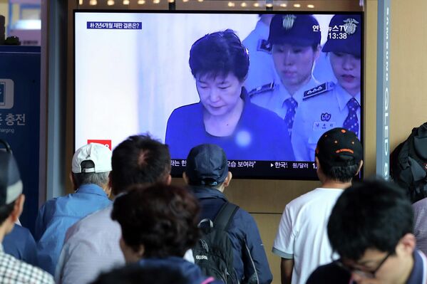 Người dân theo dõi bản tin truyền hình về phiên tòa xét xử cựu Tổng thống Hàn Quốc Park Geun-hye tại ga xe lửa Seoul, ngày 29 tháng 8 năm 2019 - Sputnik Việt Nam