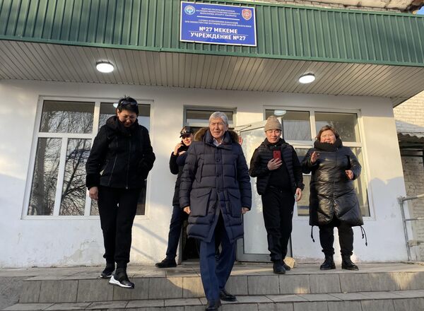 Cựu Tổng thống Kyrgyzstan Almazbek Atambayev sau khi được trả tự do từ trại giam, ngày 14 tháng 2 năm 2023 - Sputnik Việt Nam