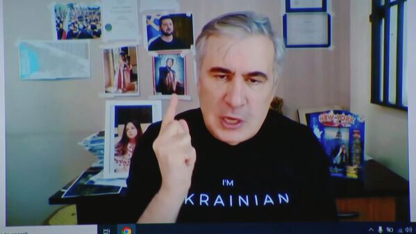 Cựu Tổng thống Gruzia Mikheil Saakashvili trong phiên tòa xét xử tại Tbilisi, năm 2025 - Sputnik Việt Nam