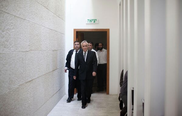 Cựu Tổng thống Israel Moshe Katsav bước vào phòng xử án của Tòa án Tối cao tại Jerusalem, năm 2011 - Sputnik Việt Nam
