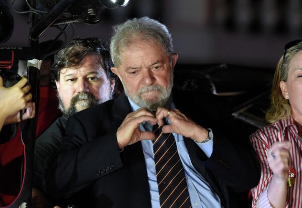 Tổng thống Brazil Luiz Inacio Lula da Silva giơ tay tạo hình trái tim chào người ủng hộ sau khi khai báo trước thẩm phán liên bang, năm 2017 - Sputnik Việt Nam