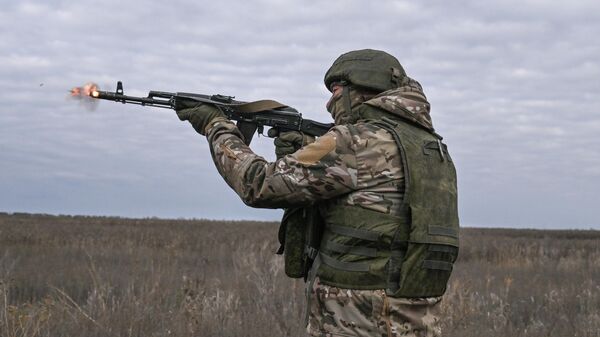 Một binh sĩ thuộc Lực lượng Vũ trang Nga bắn vào một máy bay không người lái FPV theo hướng Krasnoarmeysk thuộc Quân khu phía Bắc - Sputnik Việt Nam