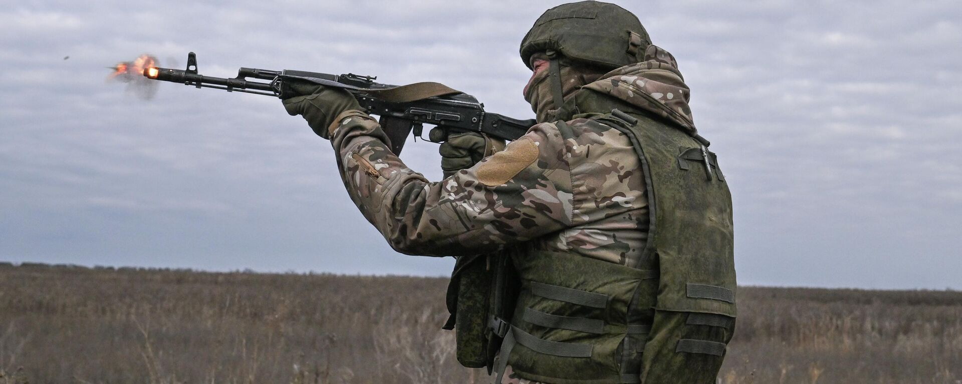 Một binh sĩ thuộc Lực lượng Vũ trang Nga bắn vào một máy bay không người lái FPV theo hướng Krasnoarmeysk thuộc Quân khu phía Bắc - Sputnik Việt Nam, 1920, 16.01.2026
