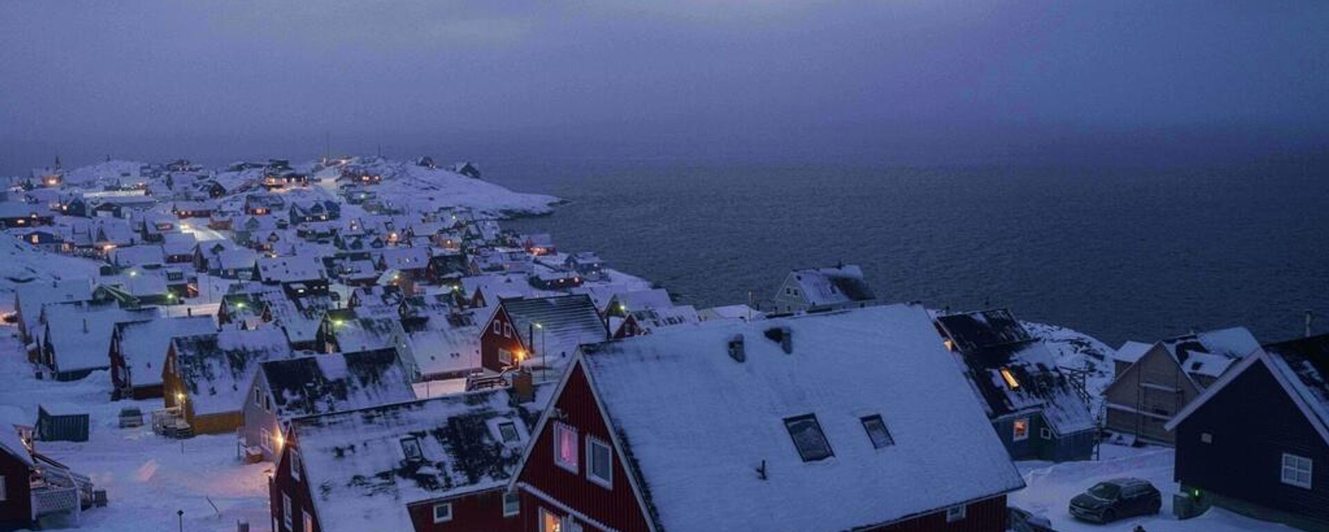 Những ngôi nhà phủ đầy tuyết có thể được nhìn thấy trên bờ biển của một vịnh nhỏ thuộc Nuuk, Greenland, vào thứ Hai, ngày 12 tháng 1 năm 2026. - Sputnik Việt Nam, 1920, 19.01.2026