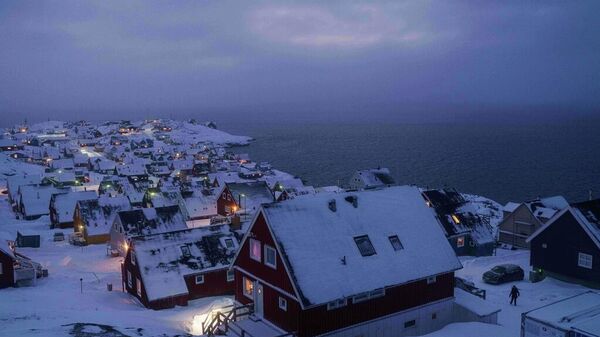 Những ngôi nhà phủ đầy tuyết có thể được nhìn thấy trên bờ biển của một vịnh nhỏ thuộc Nuuk, Greenland, vào thứ Hai, ngày 12 tháng 1 năm 2026. - Sputnik Việt Nam