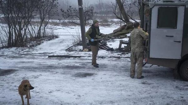 Các binh sĩ Ukraina khiêng cáng - Sputnik Việt Nam