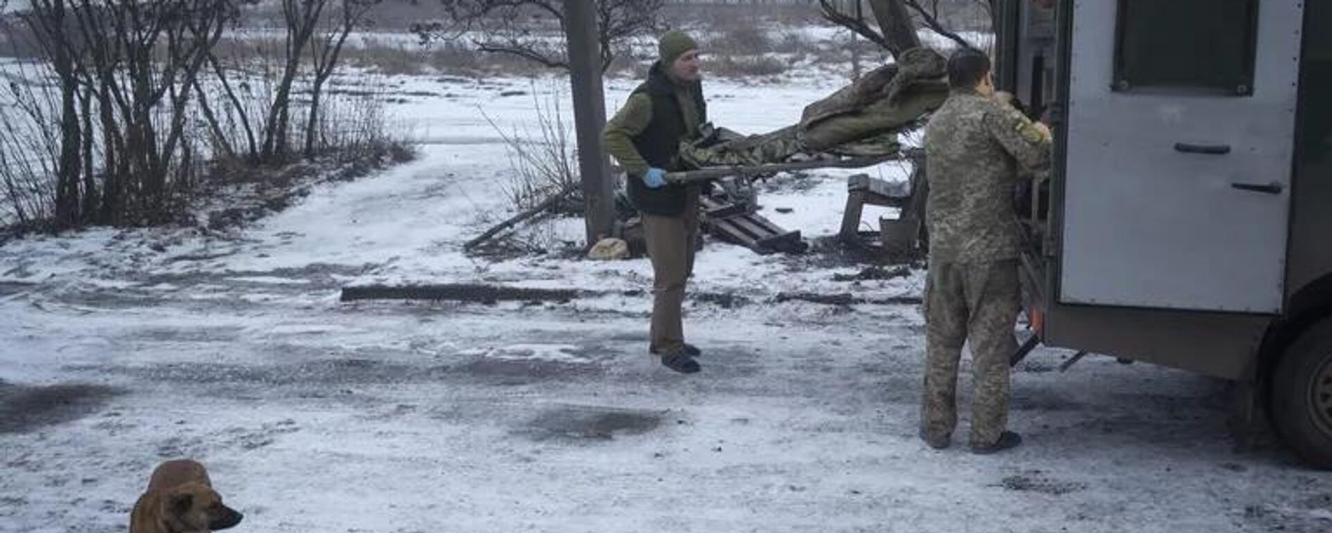 Các binh sĩ Ukraina khiêng cáng - Sputnik Việt Nam, 1920, 18.01.2026