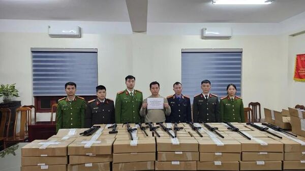 Dương Ích Phong cùng tang vật thu giữ tại cơ quan công an - Sputnik Việt Nam