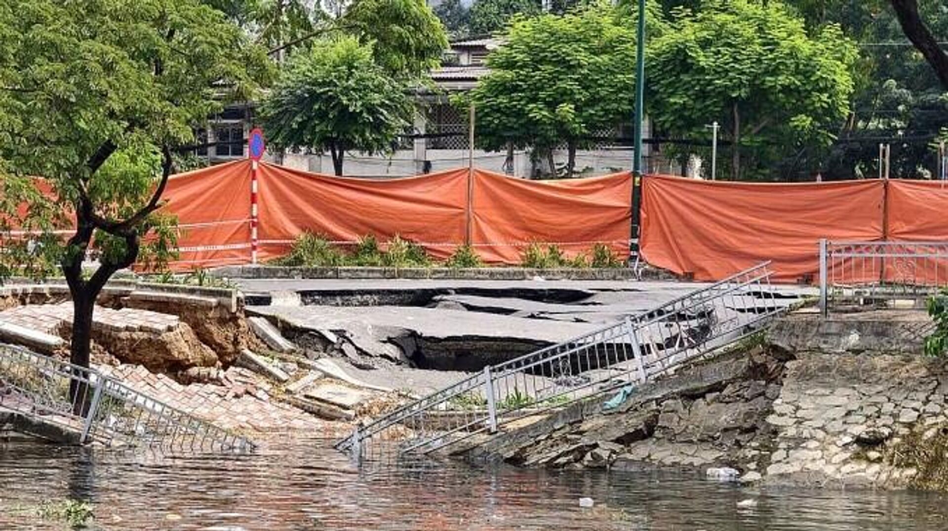 Sự cố tạo hố sâu gần 5 m, rộng hàng chục mét - Sputnik Việt Nam, 1920, 18.01.2026