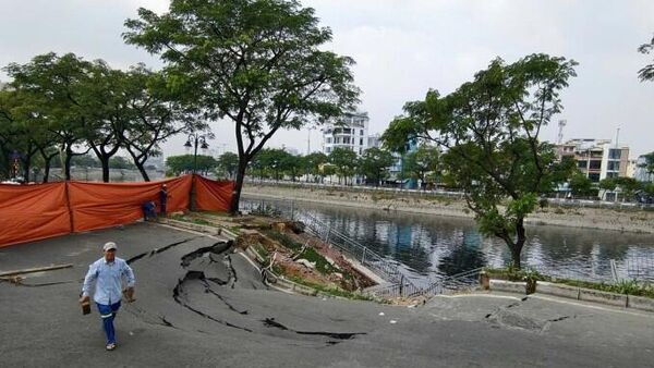 Hiện trường đường sụp hố - Sputnik Việt Nam