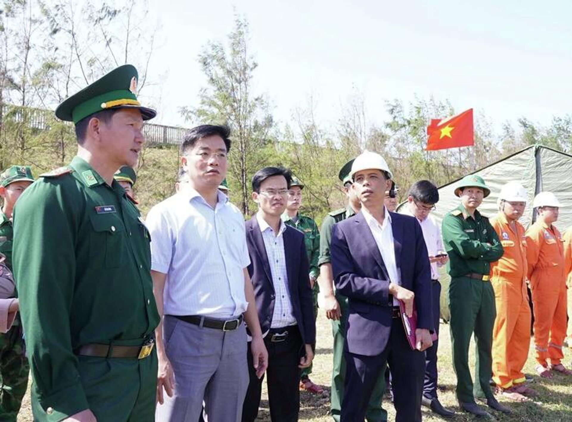 Ông Đỗ Tâm Hiển (thứ 2 từ trái qua) - Phó chủ tịch UBND tỉnh Quảng Ngãi - kiểm tra hiện trường tàu có chữ Trung Quốc mắc cạn - Sputnik Việt Nam, 1920, 18.01.2026