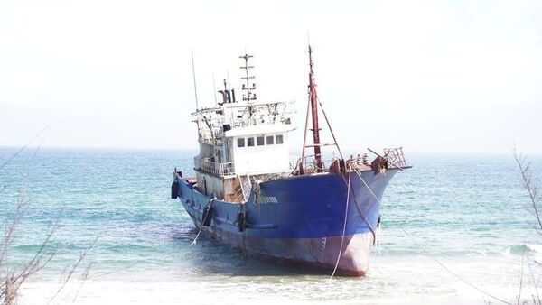 Con tàu có chữ Trung Quốc vẫn đang mắc cạn ở vùng biển Dung Quất - Sputnik Việt Nam
