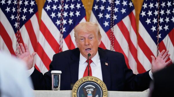 Tổng thống Donald Trump phát biểu trong một sự kiện nhằm thúc đẩy đầu tư vào chăm sóc sức khỏe nông thôn tại Phòng Đông của Nhà Trắng, thứ Sáu, ngày 16 tháng 1 năm 2026, tại Washington. - Sputnik Việt Nam