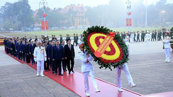 Đại biểu dự Đại hội XIV của Đảng vào Lăng viếng Chủ tịch Hồ Chí Minh - Sputnik Việt Nam
