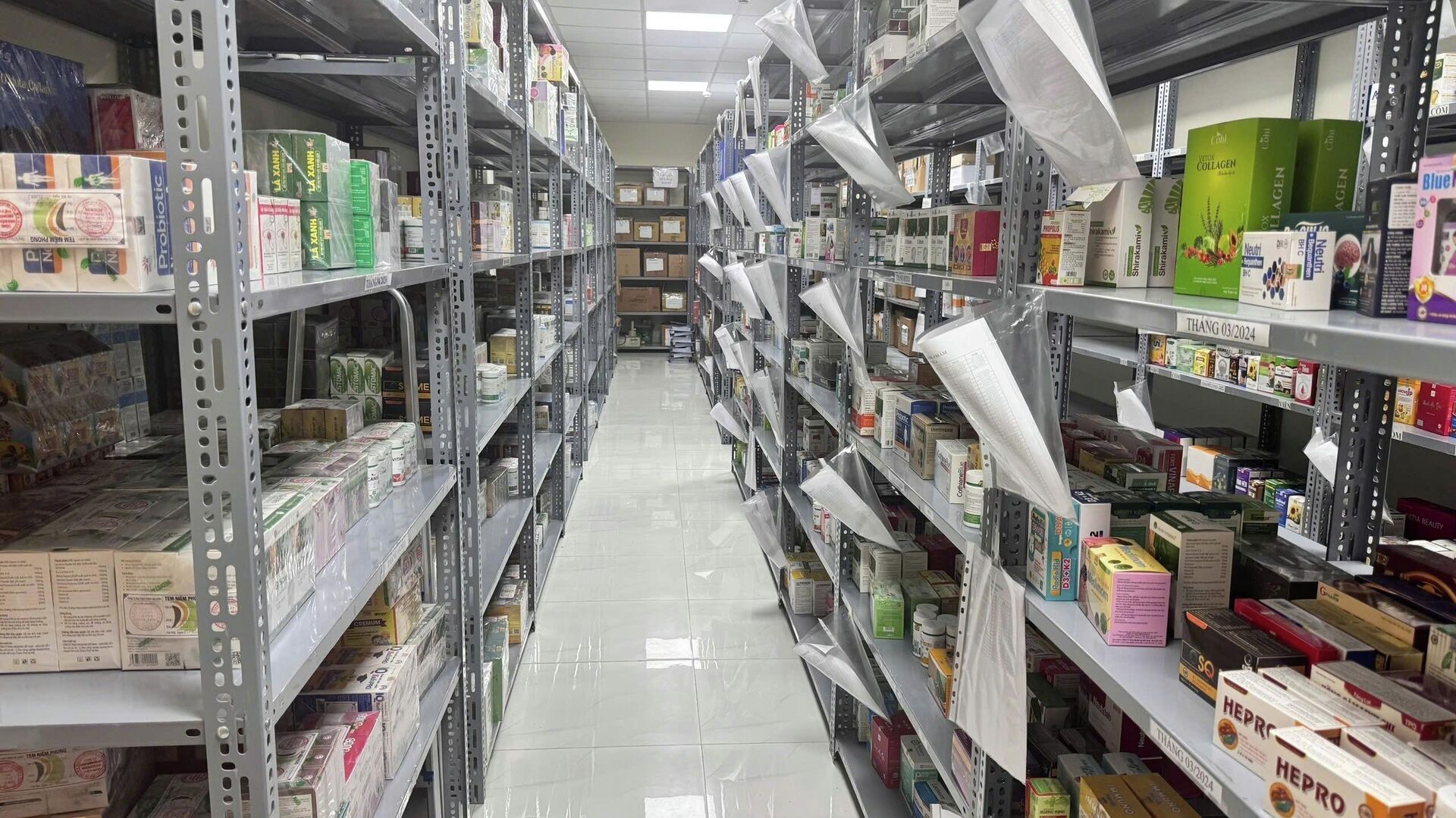 Hàng trăm tấn thực phẩm chức năng giả được các đối tượng tiêu thụ trên cả nước - Sputnik Việt Nam, 1920, 19.01.2026