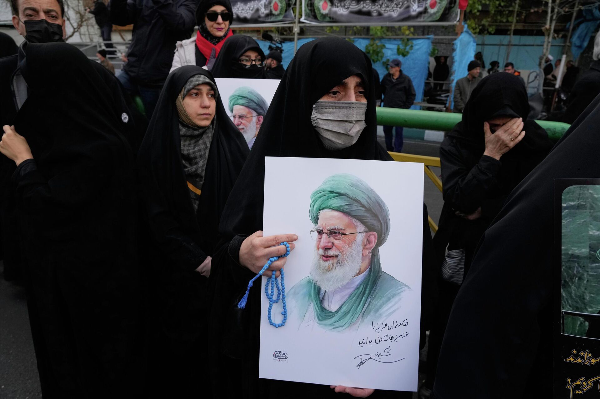 Một người phụ nữ cầm tấm áp phích của Lãnh tụ tối cao Iran, Ayatollah Ali Khamenei, trong một lễ tang ở Tehran, Iran. - Sputnik Việt Nam, 1920, 19.01.2026
