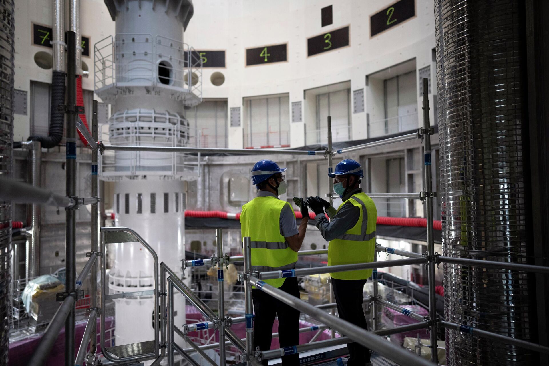 Công nhân bên trong ITER tokamak ở Saint-Paul-lès-Durance, Pháp. Công nhân bên trong ITER tokamak ở Saint-Paul-lès-Durance, Pháp. - Sputnik Việt Nam, 1920, 19.01.2026