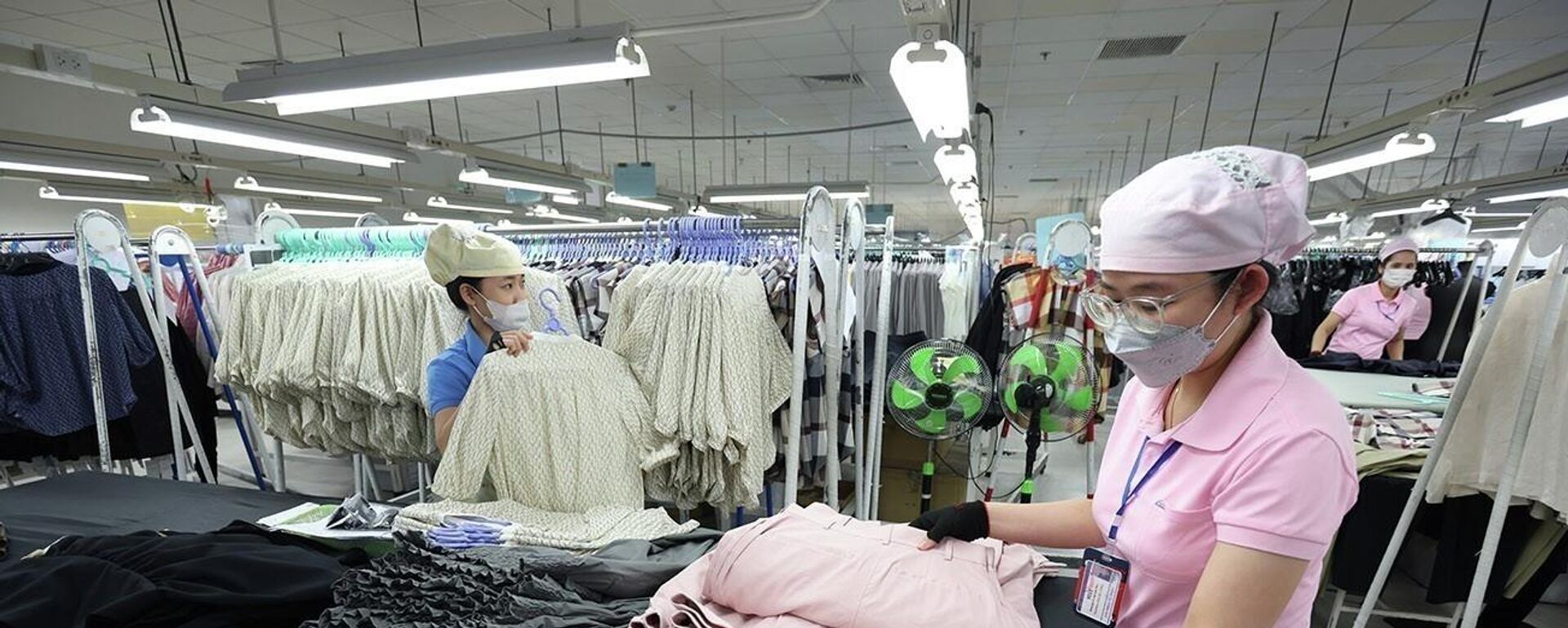 May trang phục cao cấp xuất khẩu tại nhà máy của Công ty TNHH MSV Huế (100% vốn Nhật Bản), ở khu công nghiệp Phú Bài, thành phố Huế - Sputnik Việt Nam, 1920, 19.01.2026