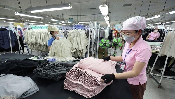 May trang phục cao cấp xuất khẩu tại nhà máy của Công ty TNHH MSV Huế (100% vốn Nhật Bản), ở khu công nghiệp Phú Bài, thành phố Huế - Sputnik Việt Nam