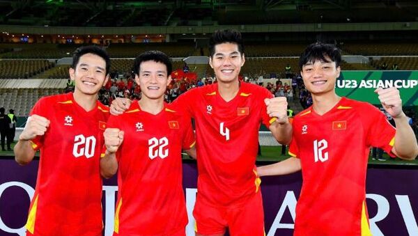 Võ Anh Quân, Nguyễn Thanh Nhàn, Nguyễn Hiểu Minh và Nguyễn Xuân Bắc chụp ảnh mừng sau trận Việt Nam thắng UAE ở tứ kết U23 châu Á trên sân Prince Abdullah Al-Faisal, thành phố Jeddah, Arab Saudi tối 16/1/2026. - Sputnik Việt Nam