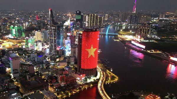 Toàn cảnh trung tâm TP. Hồ Chí Minh từ trên cao với màu cờ Tổ quốc làm điểm nhấn - Sputnik Việt Nam