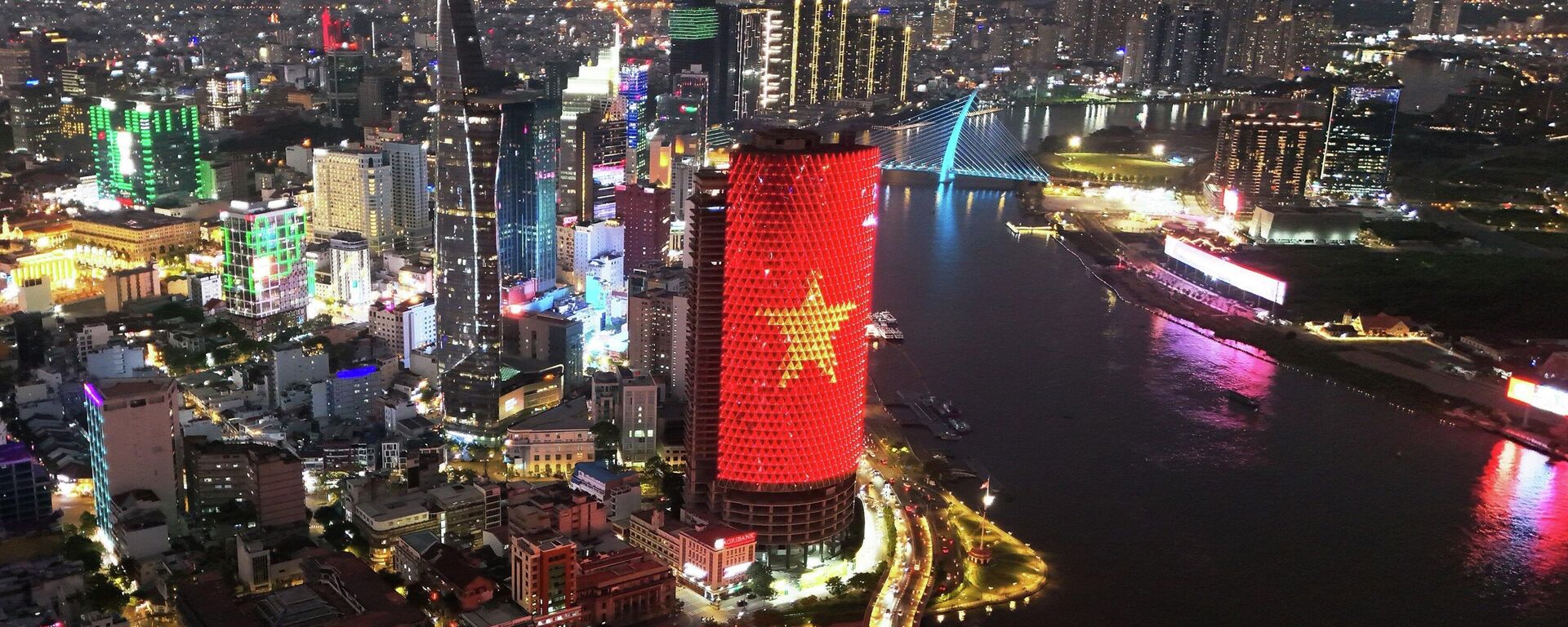 Toàn cảnh trung tâm TP. Hồ Chí Minh từ trên cao với màu cờ Tổ quốc làm điểm nhấn - Sputnik Việt Nam, 1920, 20.01.2026