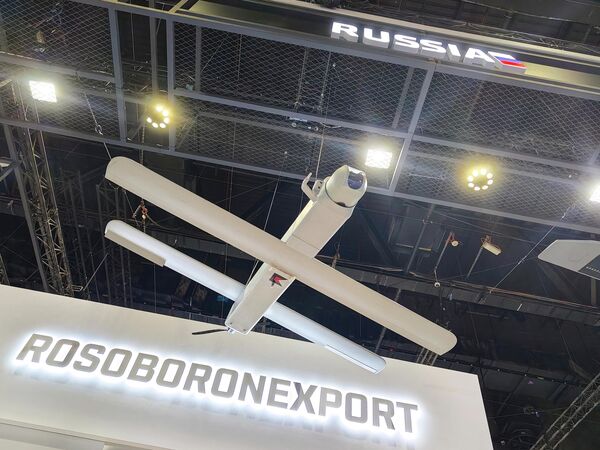 Máy bay không người lái cảm tử "Kub-2-2E" của tập đoàn Kalashnikov tại gian hàng Rosoboronexport trong triển lãm quốc tế về hệ thống không người lái UMEX 2026 tại Abu Dhabi - Sputnik Việt Nam