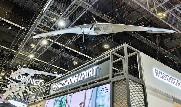 Máy bay không người lái trinh sát "Skat-350M" của Nga tại gian hàng Rosoboronexport trong triển lãm quốc tế về hệ thống không người lái UMEX 2026 tại Abu Dhabi - Sputnik Việt Nam