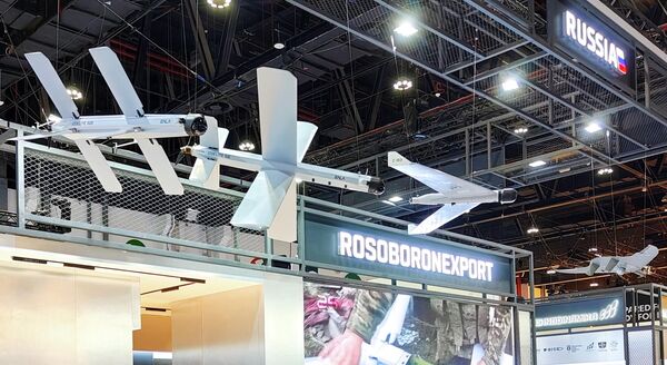 Các máy bay không người lái của công ty Zala "Izdeliye 52E", "Izdeliye 51E" và máy bay không người lái trinh sát "Z-16E" (từ trái sang phải) tại gian hàng Rosoboronexport trong triển lãm quốc tế về hệ thống không người lái UMEX 2026 tại Abu Dhabi - Sputnik Việt Nam