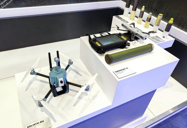 Các tổ hợp máy bay không người lái "Goliath-Ru" và "Karakurt-Ru" (từ trái sang phải) của tập đoàn Kalashnikov tại gian hàng Rosoboronexport trong triển lãm quốc tế về hệ thống không người lái UMEX 2026 tại Abu Dhabi - Sputnik Việt Nam