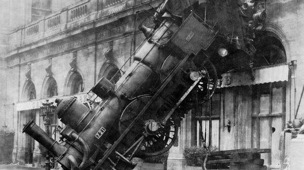 Vụ đoàn tàu rơi tại ga Montparnasse ở Paris ngày 22 tháng Mười năm 1895. Đoàn tàu chở khách, do không phanh kịp khi xuống dốc, đã húc văng cọc chặn đầu ray, lao lên sân ga, đập thủng tường tòa nhà và rơi từ trên cao xuống phố - Sputnik Việt Nam