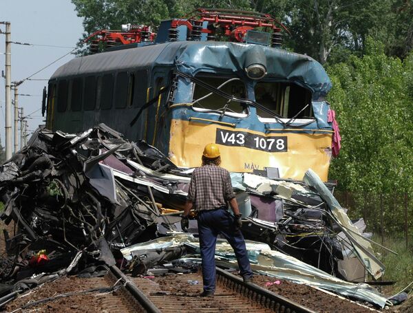 Đầu máy va chạm với xe buýt tại đường ngang ngày 8 tháng Năm năm 2003 ở Hungary - Sputnik Việt Nam