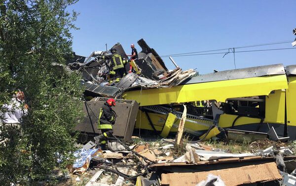 Vụ va chạm trực diện giữa hai đoàn tàu vùng ngày 12 tháng Bảy năm 2016 gần thành phố Andria của Ý, khiến một số người thiệt mạng - Sputnik Việt Nam