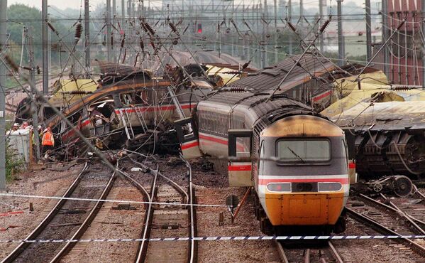 Các toa tàu bị phá hủy gần ga Southall ở phía tây London ngày 19 tháng Chín năm 1997 sau khi một đoàn tàu vùng cao tốc va chạm với một đoàn tàu hàng. Hậu quả của sự cố là ít nhất bảy người thiệt mạng và khoảng 150 người bị thương - Sputnik Việt Nam