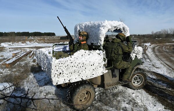 Các quân nhân thuộc đơn vị công binh của Quân khu Nam đóng tại vùng Rostov đang trải qua khóa huấn luyện chiến đấu chuyên sâu. - Sputnik Việt Nam
