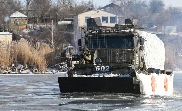 Các quân nhân thuộc đơn vị công binh của Quân khu Nam đóng tại vùng Rostov đang trải qua khóa huấn luyện chiến đấu chuyên sâu. - Sputnik Việt Nam