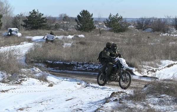Các quân nhân thuộc đơn vị công binh của Quân khu Nam đóng tại vùng Rostov đang trải qua khóa huấn luyện chiến đấu chuyên sâu. - Sputnik Việt Nam