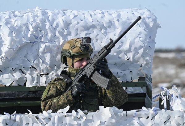 Các quân nhân thuộc đơn vị công binh của Quân khu Nam đóng tại vùng Rostov đang trải qua khóa huấn luyện chiến đấu chuyên sâu. - Sputnik Việt Nam