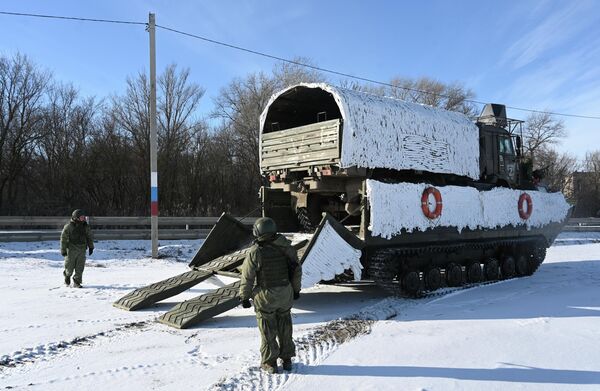Các quân nhân thuộc đơn vị công binh của Quân khu Nam đóng tại vùng Rostov đang trải qua khóa huấn luyện chiến đấu chuyên sâu. - Sputnik Việt Nam