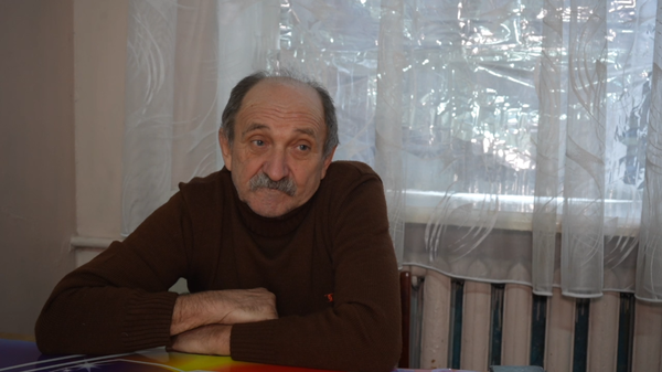 Quân đội Ukraina bố trí pháo trong sân nhà dân ở Krasnoarmeysk - Sputnik Việt Nam