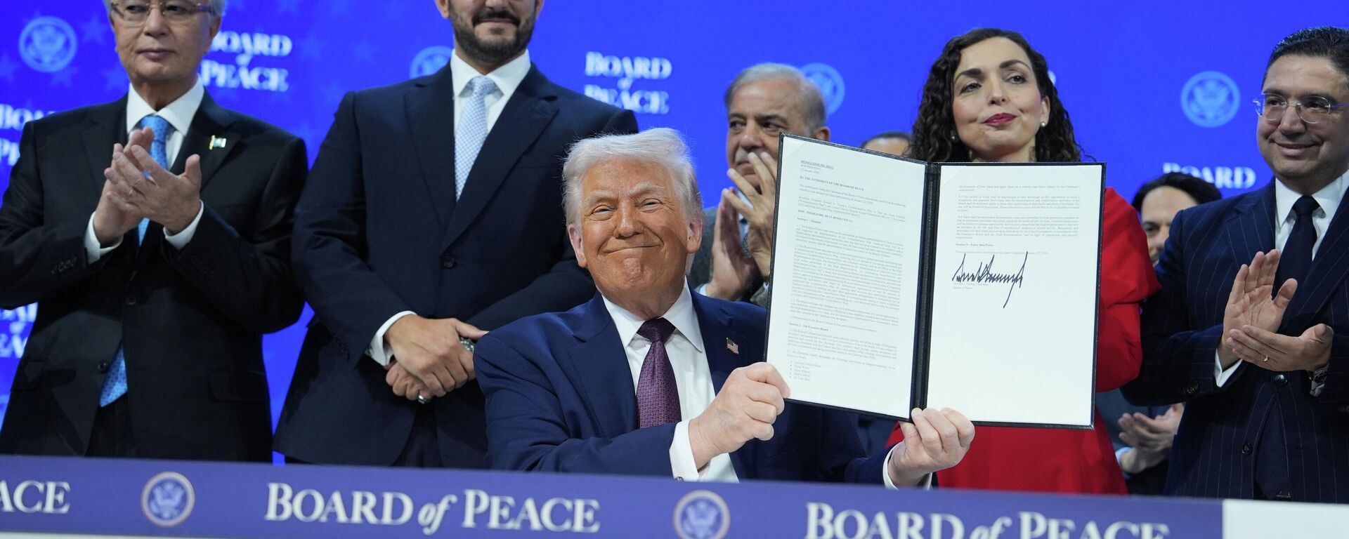 Ông Trump đã ký Hiến chương của Hội đồng Hòa bình  - Sputnik Việt Nam, 1920, 22.01.2026