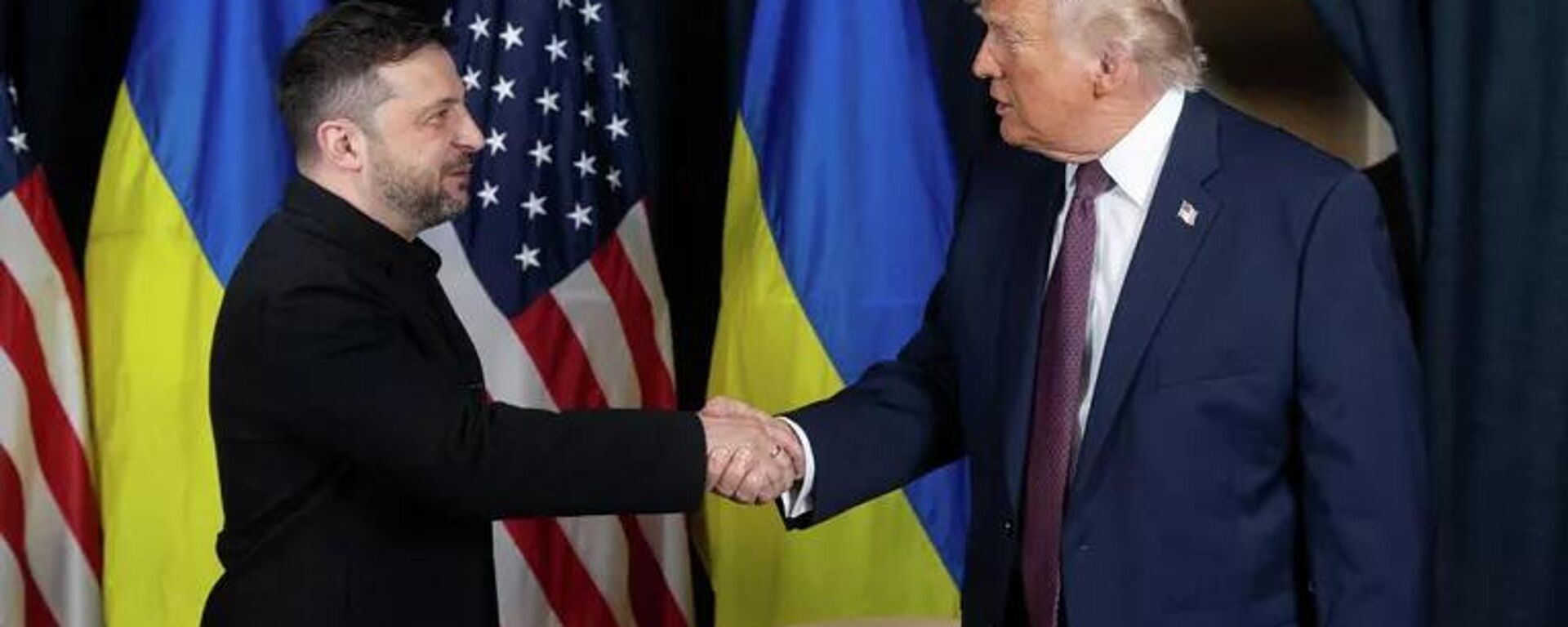 Tổng thống Vladimir Zelensky và Tổng thống Donald Trump trong cuộc gặp bên lề Diễn đàn Kinh tế Thế giới tại Davos - Sputnik Việt Nam, 1920, 22.01.2026