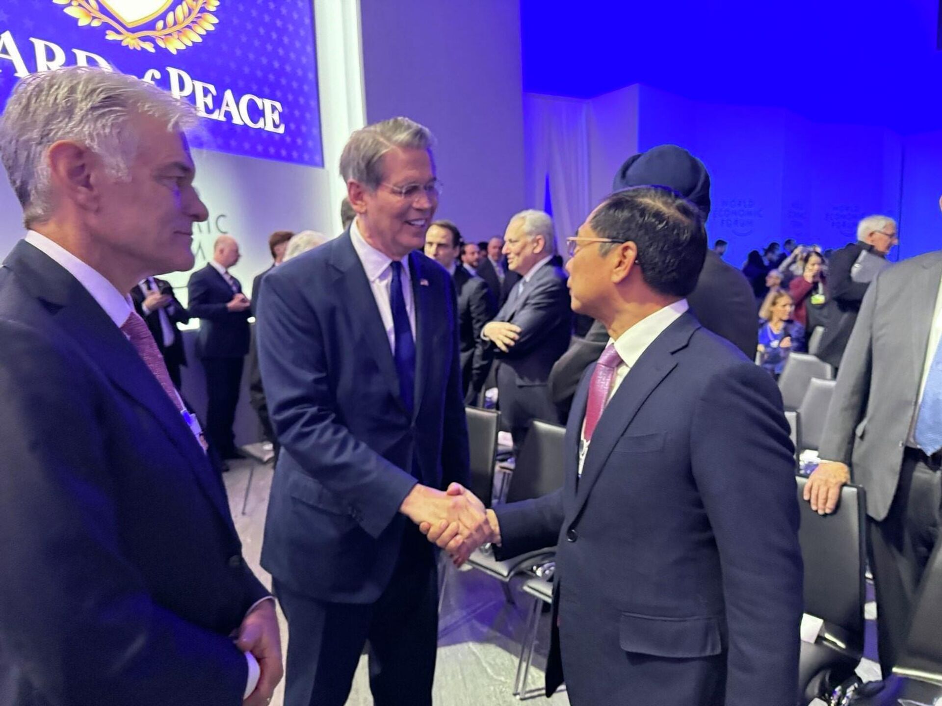 Phó Thủ tướng Bùi Thanh Sơn và Bộ trưởng Tài chính Mỹ Scott Bessent - Sputnik Việt Nam, 1920, 23.01.2026