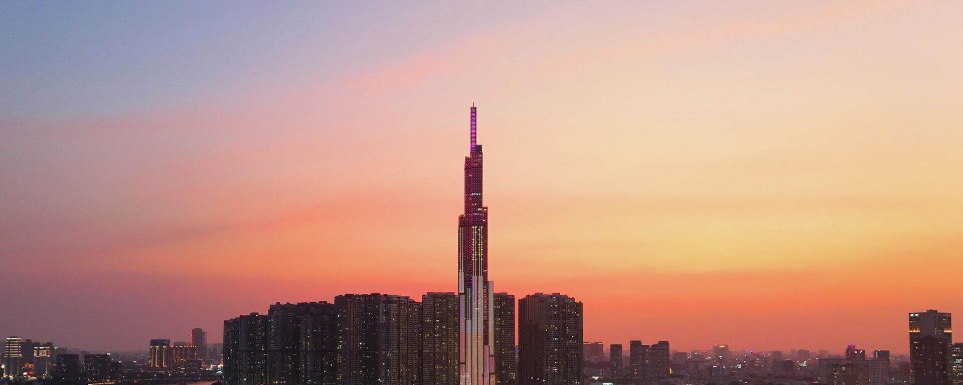 Tòa nhà Landmark 81 bên sông Sài Gòn nổi bật trong khoảnh khắc hoàng hôn - Sputnik Việt Nam, 1920, 23.01.2026